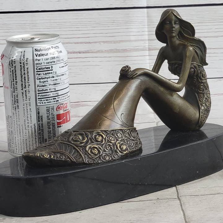 Bronzhaus - Venta al por mayor Escultura - Joven Mujer en Falda Floral Efecto Sirena Estatua de Bronce Escultura Figura sobre Base de Mármol1