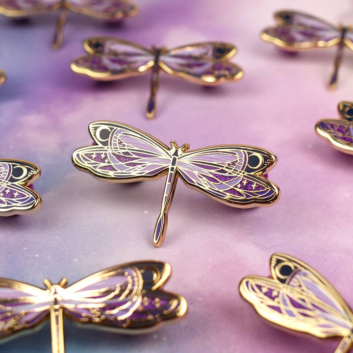 Épinglette en émail Nighttime Dragonfly pour la vente par The Moonborn