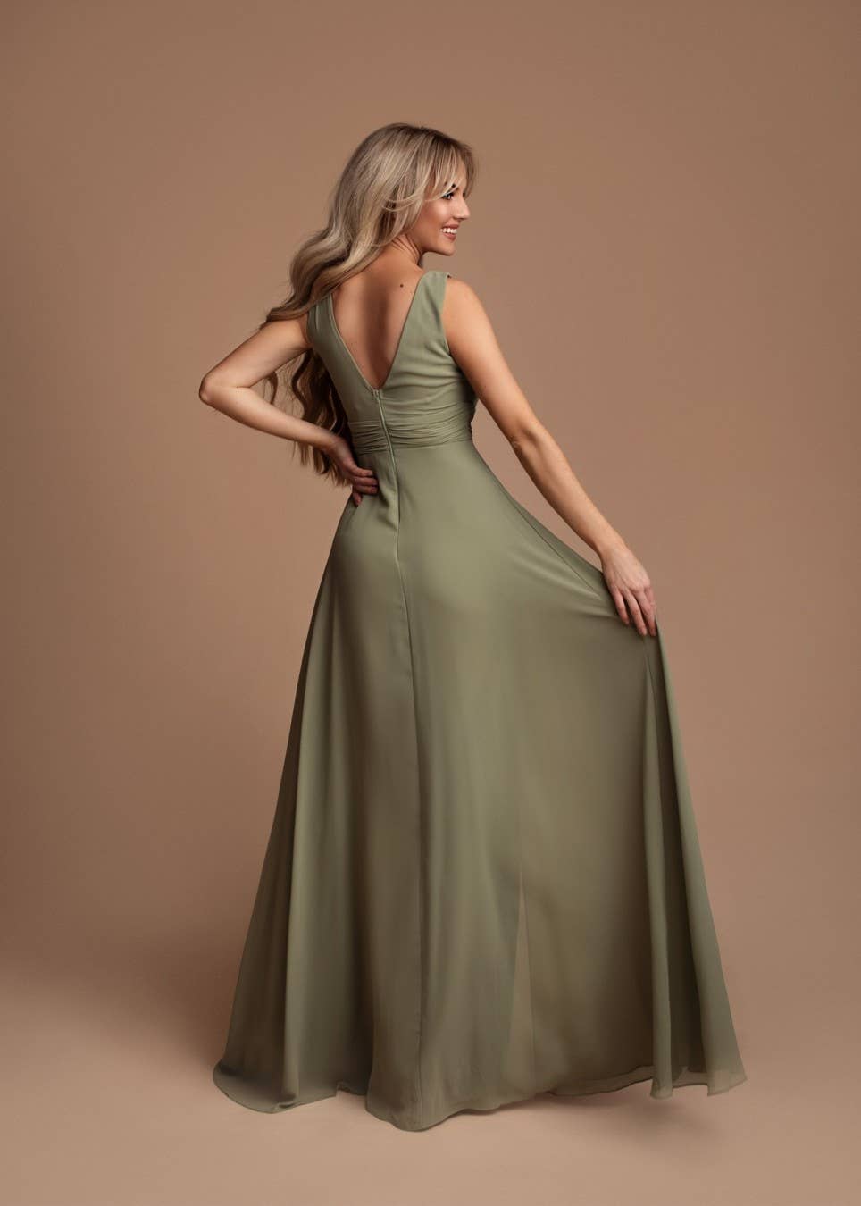 Eva & Lola - Epsilonn – Großhandel Abendkleid – Damen – Jumpsuit-Kleid mit tiefem V-Ausschnitt5