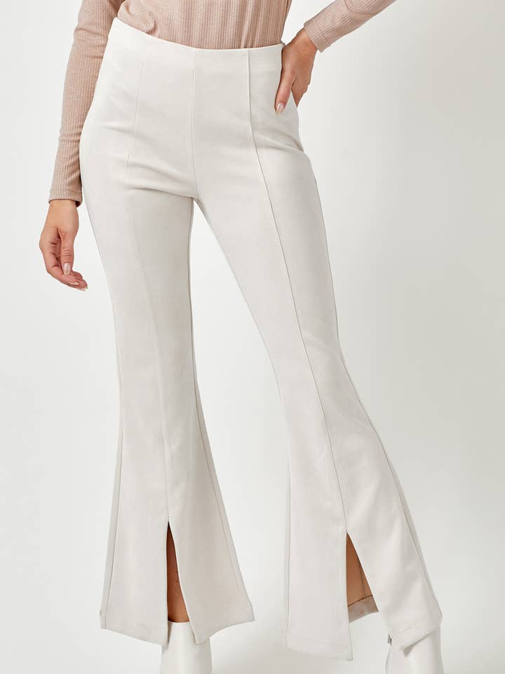 60200 Suede flare broek met split aan de voorkant voor wholesale door Mystree