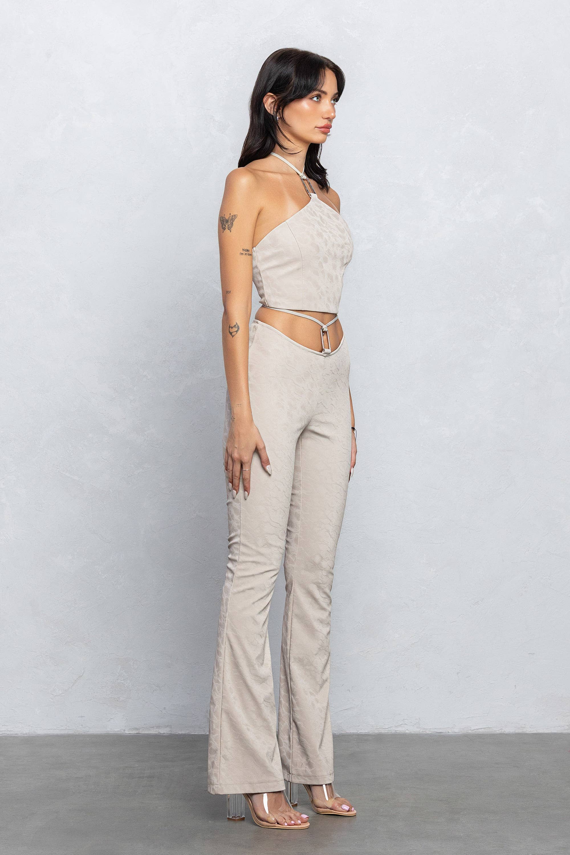 No Vacancy - Vente Ensemble haut et pantalon (PAS d'intérieur) - Femme - Ensemble haut à boucle carrée et pantalon évasé en similicuir4