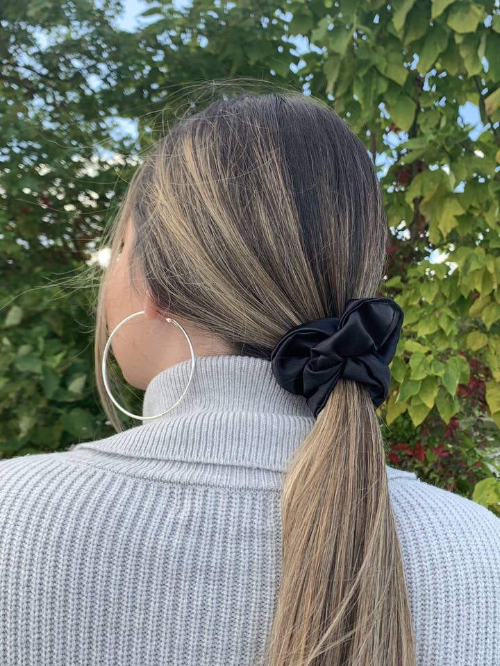 Zwart satijnen scrunchie voor wholesale door Indira & Company