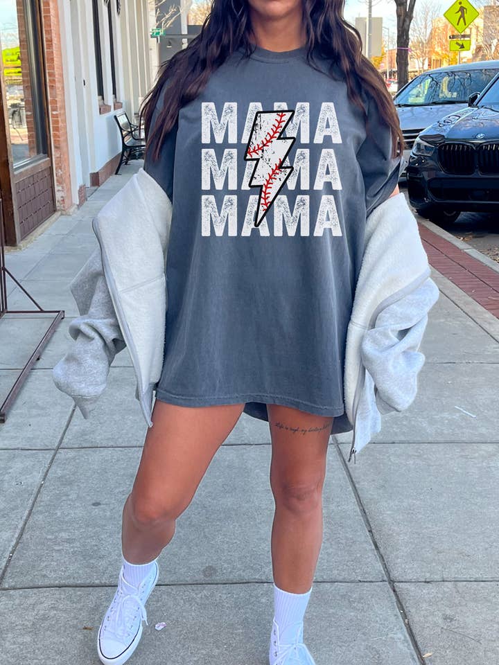 T-SHIRT À NUMÉRO PERSONNALISÉ MAMA pour la vente par Spirit+Tribe