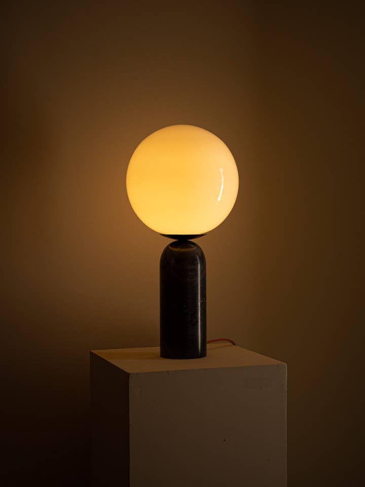 Lampe de table Atlas Marbre Noir pour la vente par Simone et Marcel
