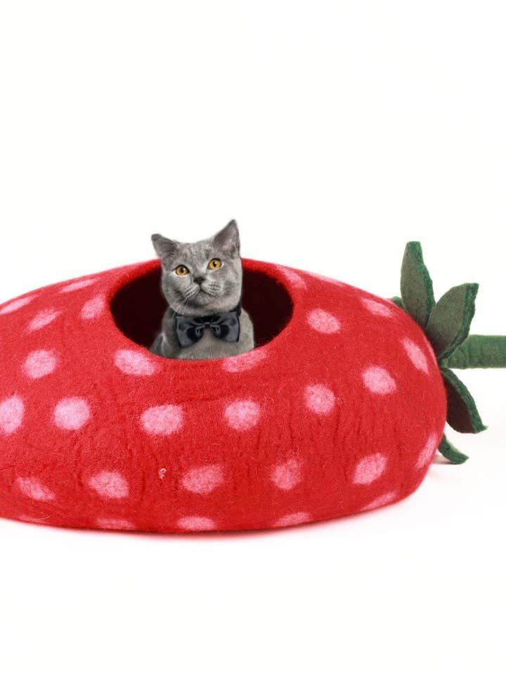 Aardbeivormig wollen kattenbed - Milieuvriendelijke huisdierencocon voor wholesale door Woollyfelt
