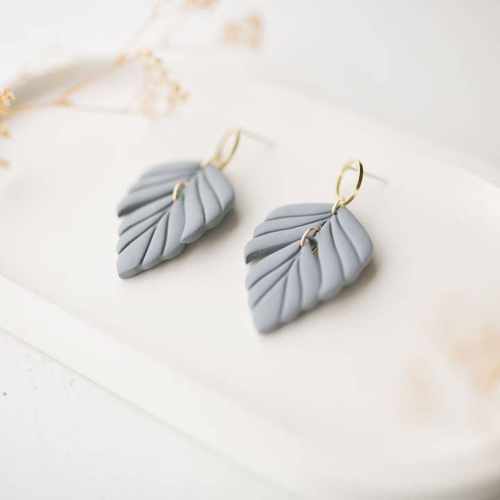 Boucles d'oreilles argile | feuilles bleu poussiéreux pour la vente par Hazel n Blue