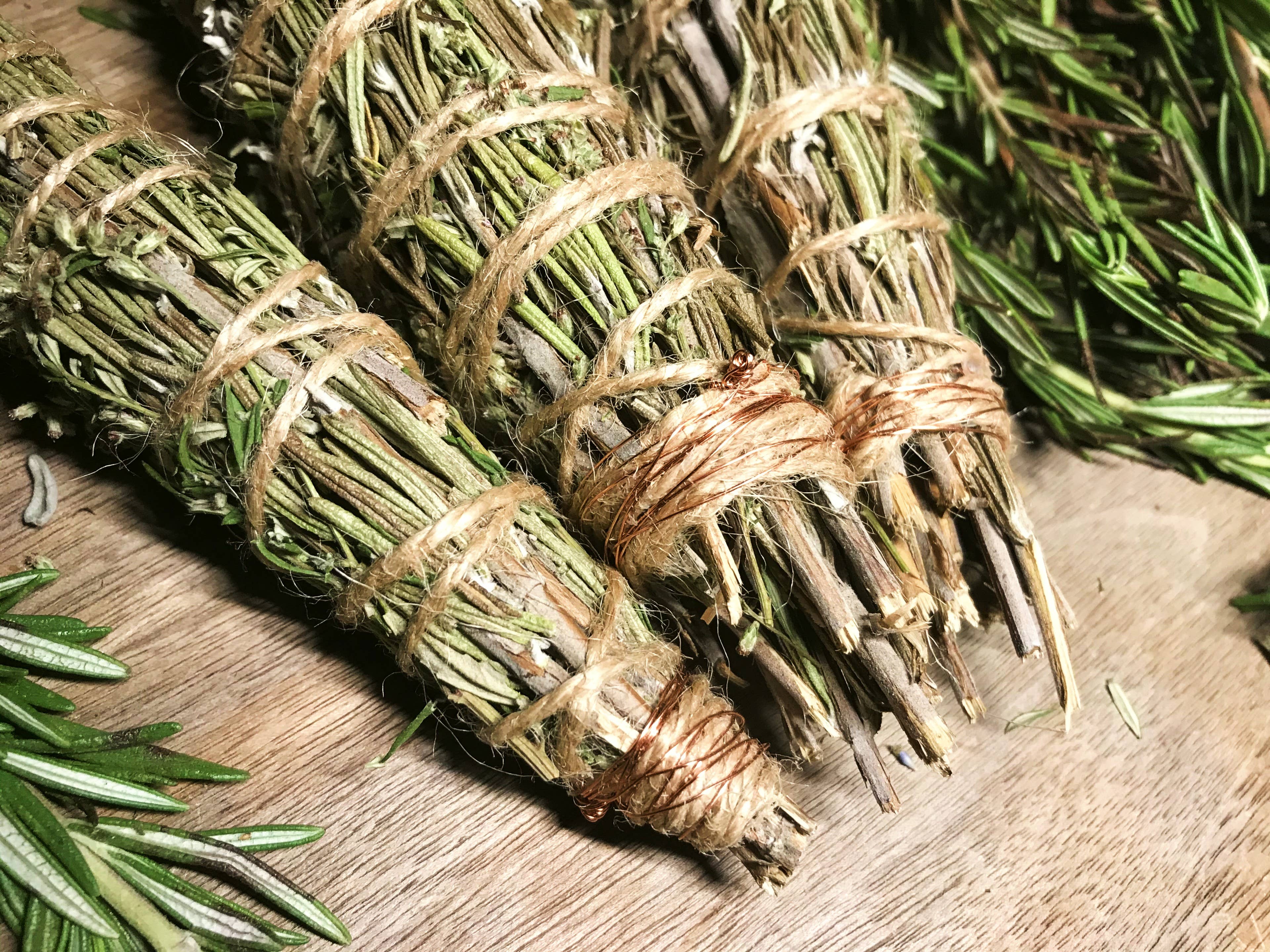 1130 CHANDLERY - Wholesale Wierrookstick - Wilde bijvoet en biologische rozemarijn smudge stick2