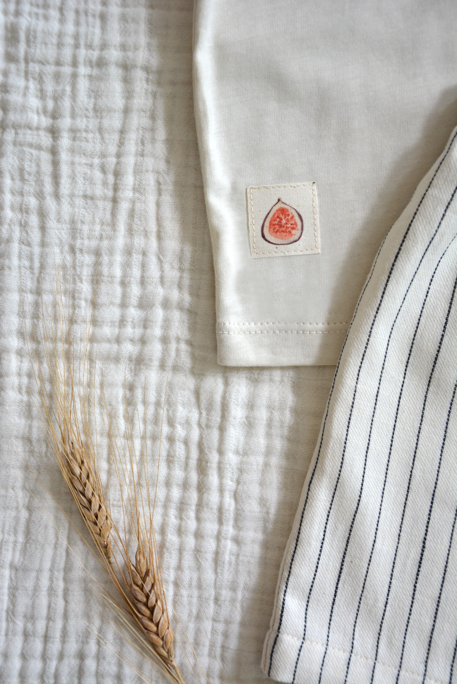 Eli & Nev (we cover U.S. import duties) - Wholesale T-shirt - Baby - Unisex baby- en kinder-T-shirt van 100% katoen met vijgendetail in beige1