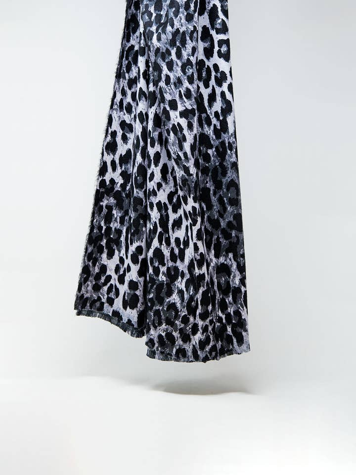 Fine woven scarf with leopard print in grey for wholesale by Q2—All Orders:Free Duties for the US,UK,and Canada