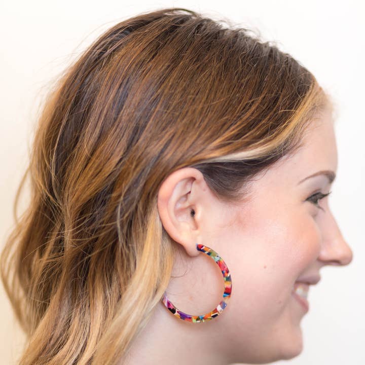 Créoles en acétate pour la vente par Elle Brands LLC