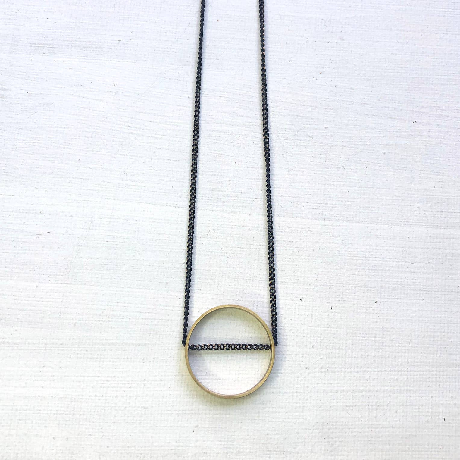 Sunday Girl by Amy DiLamarra - Venta al por mayor Collares con colgantes/abalorios - NK-308 | Collar Circulo Cruzado de 2 Tonos1