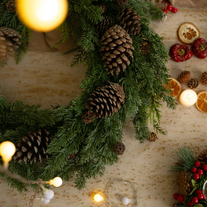 Floral Fields - Vendita all'ingrosso Fiori secchi/pressati - Ghirlanda Natalizia Artigianale di Pigne per Decorazione Porta d'Ingresso1