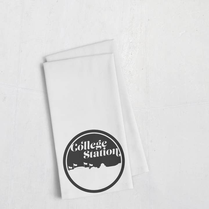 College Station TX retro skyline handduk | Flera färger för wholesale av Paperfinch Design