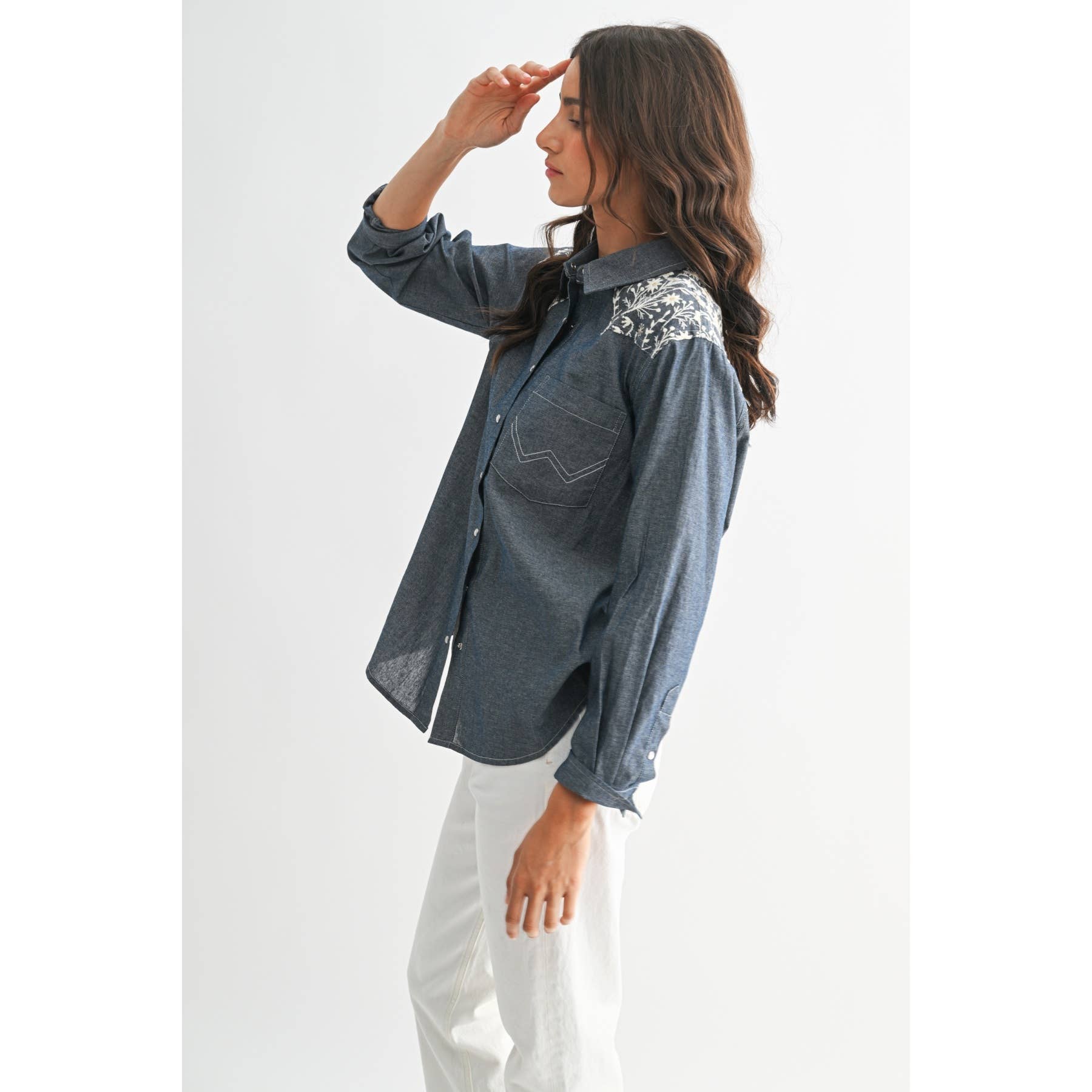 CHAMBRAY FONCÉ CHEMISE EN JEAN BRODÉE À MANCHES LONGUES AVEC BOUTONS en vente sur Faire6