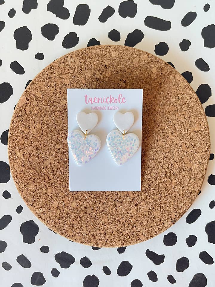 Weiße Glitzerherzen | Valentinstag | Ohrringe aus Ton für den Großhandel von taenickole