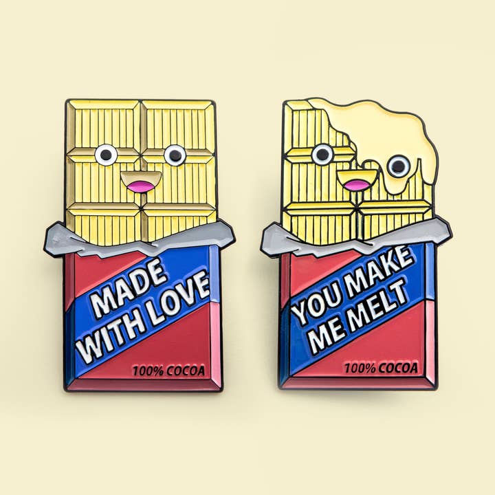 Broche émaillée en forme de tablette de chocolat pour la vente par Leon Römer Illustraties