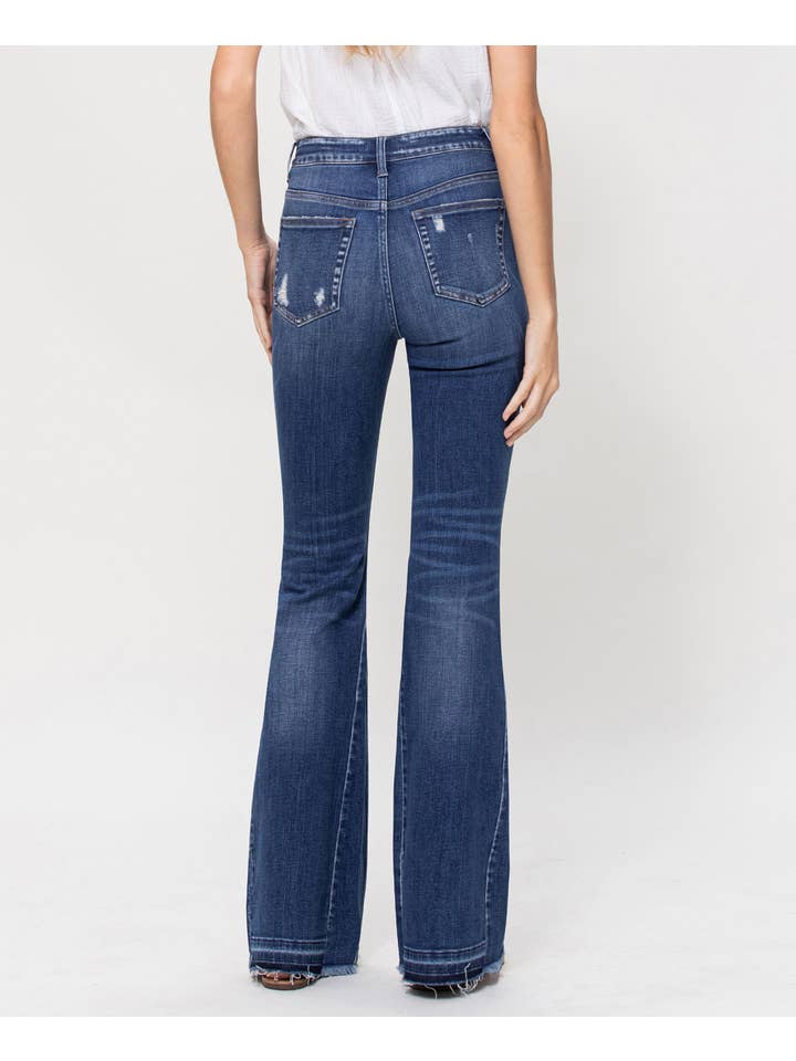 PIÙ SCURO E PIÙ SCURO JEANS SUPER FLARE CON INSERTO A VITA ALTA CON ORLO SFRANGIATO F4552 in vendita all'ingrosso su Faire6