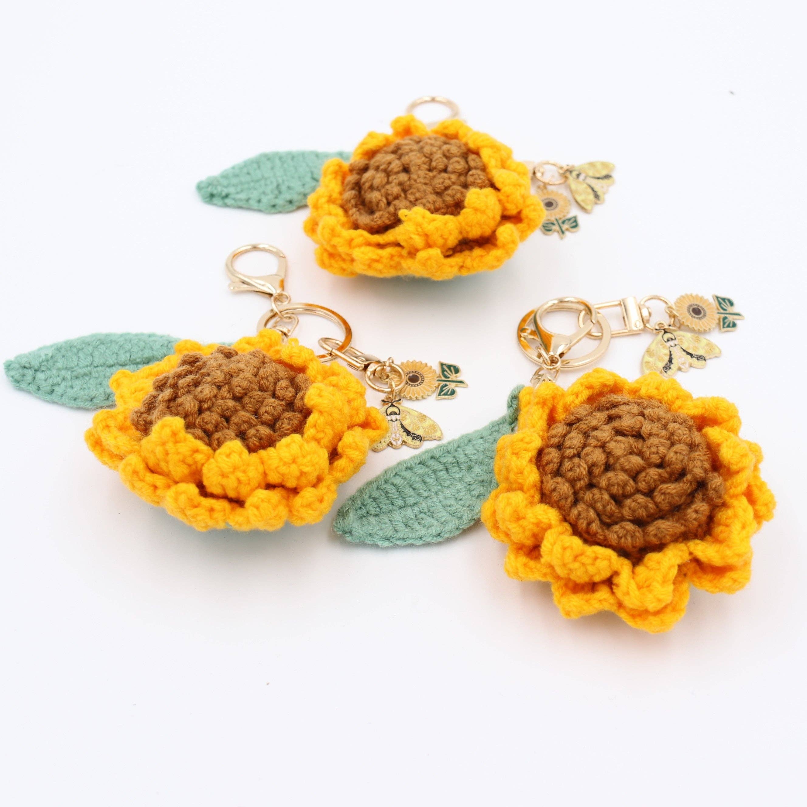 Sparkle Being - Wholesale Sleutelhanger - Dames - Kleine Zonnestraal: Handgemaakte Gebreide Zonnebloem met Geluksbedeltjes3