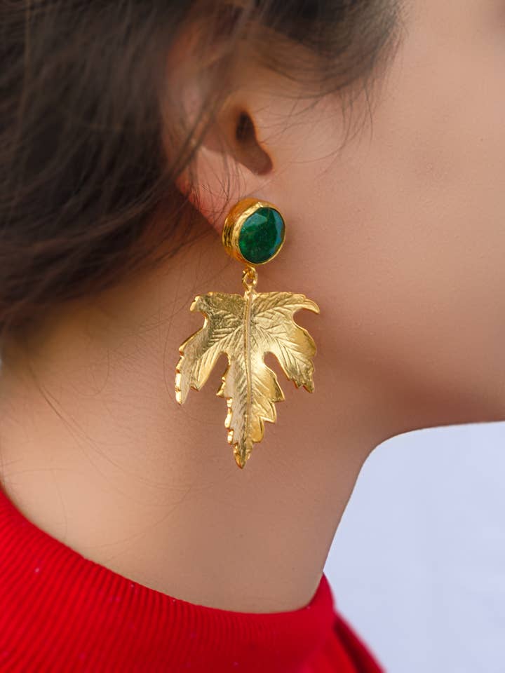 Orecchini estivi in giada verde e foglia d'oro natura orecchini indiani per la vendita all'ingrosso da parte di BlaineDor