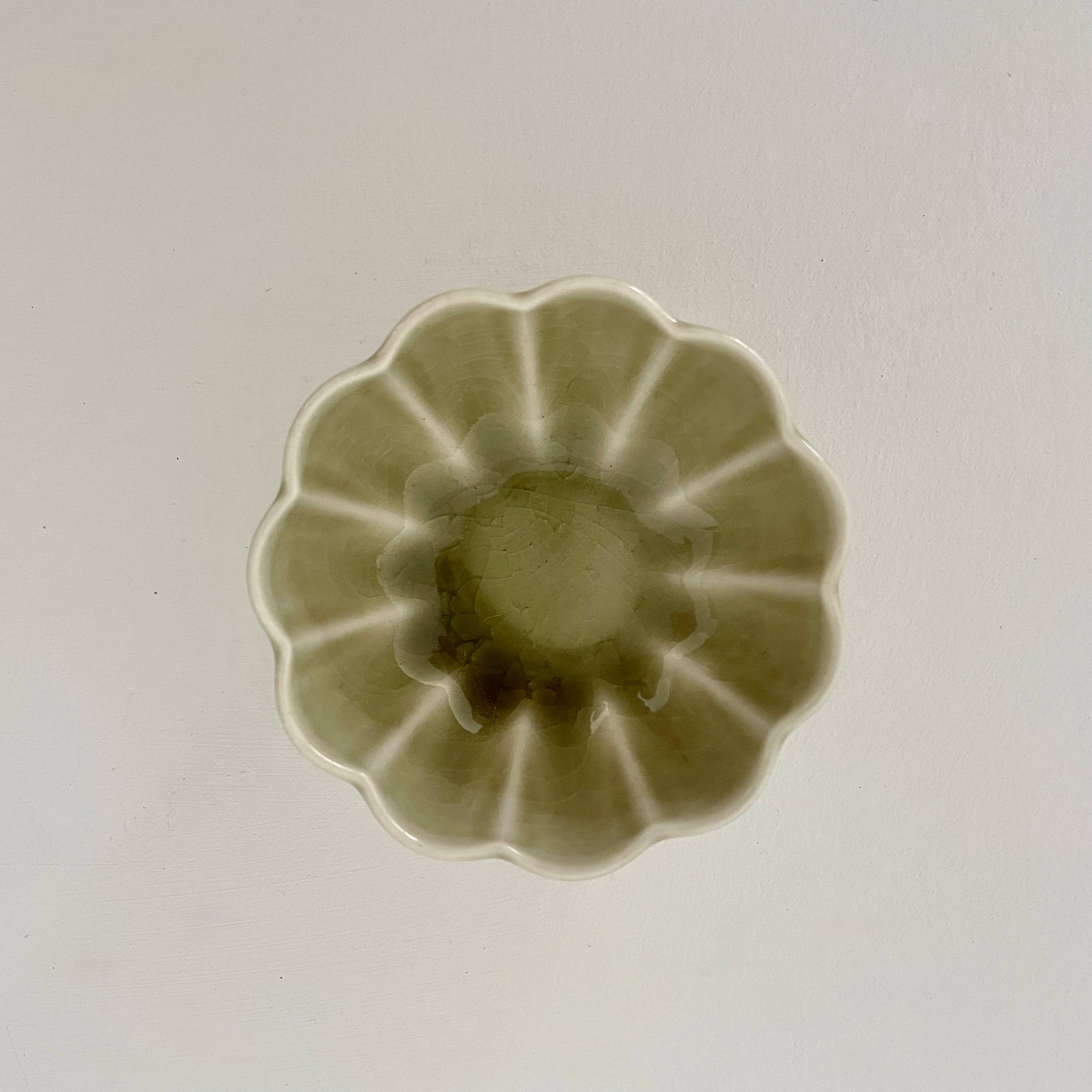 fort & field - Wholesale Decorative Plate/Dish/Bowl - 3" small ceramic pastel chrysanthemum shape Japanese dishes1