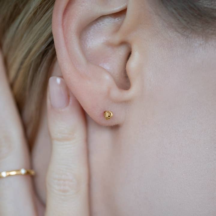 Brincos de Nó Mini "Niva" por atacado de Studio Karl