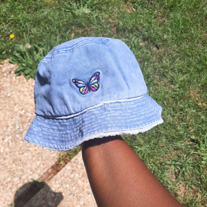 Moody Wholesale - Venta al por mayor Gorro estilo pescador - Mujer - Sombrero del cubo angustiado bordado mariposa, sombreros de moda del cubo