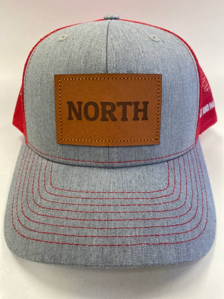 Cappello da camionista NORTH Richardson 112 con toppa in pelle grigio melange e rosso per la vendita all'ingrosso da parte di Shirt and HAT Co.