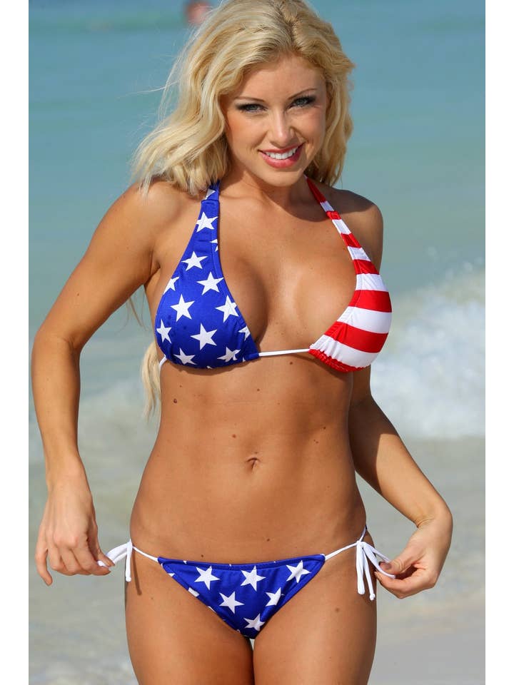 Stars/Stripes Slip bikini con cravatta laterale bandiera USA - Z262 in vendita all'ingrosso su Faire