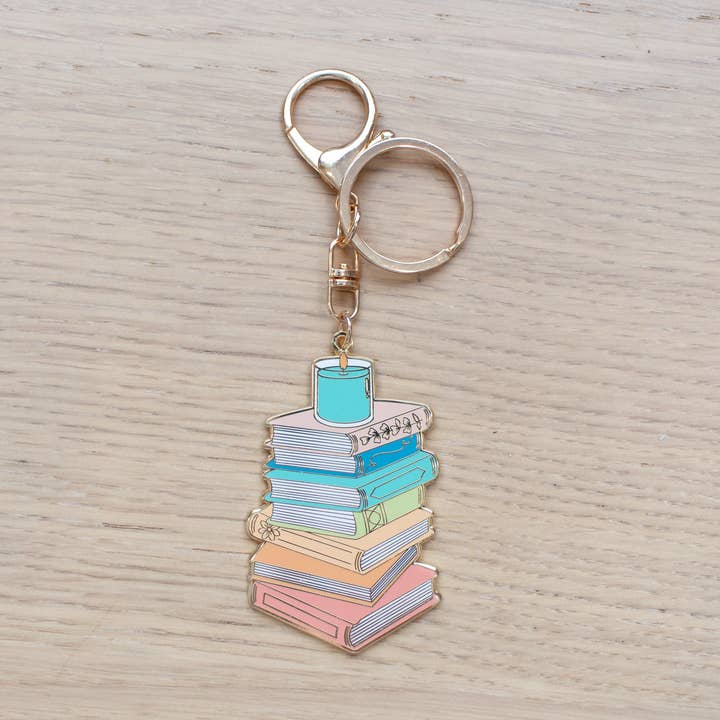 Porta-chaves de Esmalte com Pilha de Livros por atacado de Little Inklings LTD