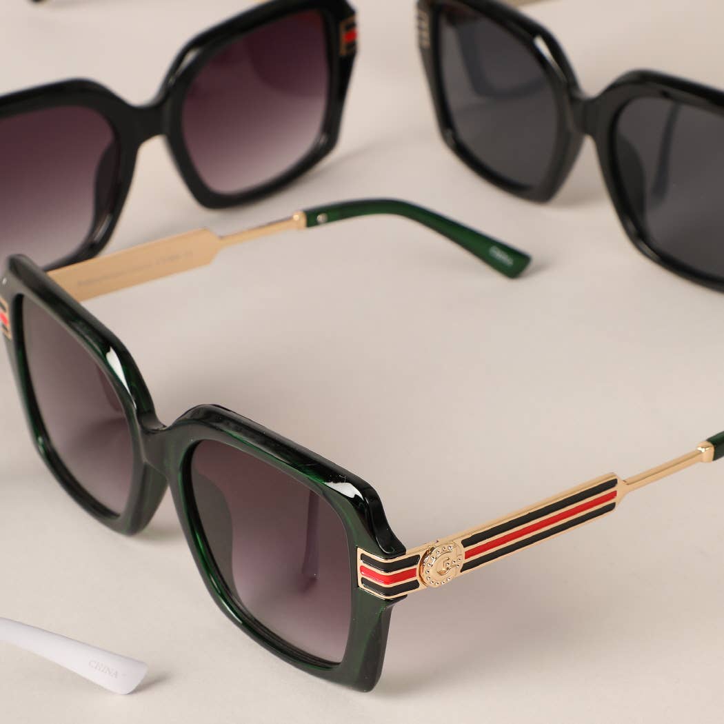 12 COLORI ASSORTITI Occhiali da sole da donna con montatura squadrata ed elegante in vendita all'ingrosso su Faire2