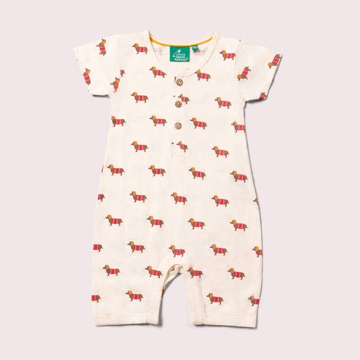 Combinaison d'été bio « Cream Sausage Dogs » à manches courtes et jambes courtes pour la vente par Little Green Radicals