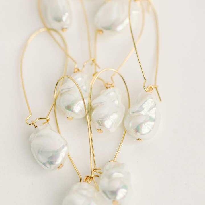 St Armands Designs of Sarasota - Vente Boucles d'oreilles pendantes - Boucles d'oreilles à enfiler minimalistes en perles naturelles3