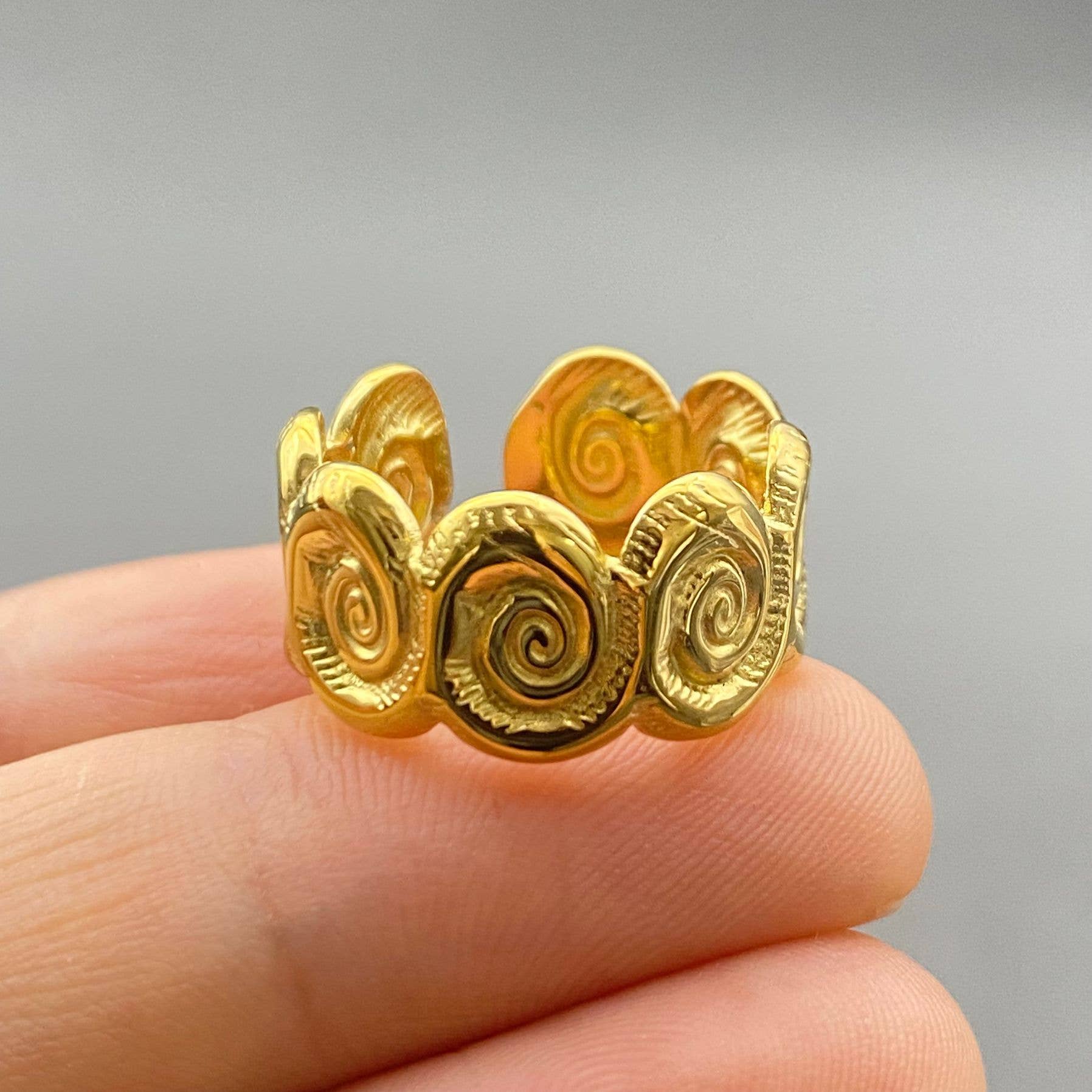 Mio Queena - Wholesale Cocktail/Statement Ring - 18K Gold Plated Stainless Steel Vortex Signet Ring - FGS