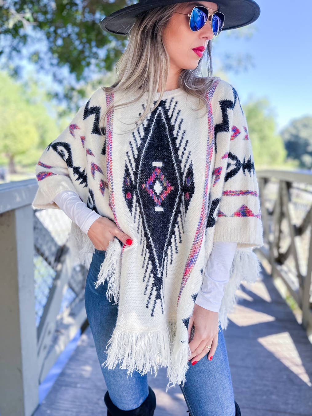 Ivoire Poncho en maille à cils vibrant aztèque avec détail à franges en vente sur Faire3