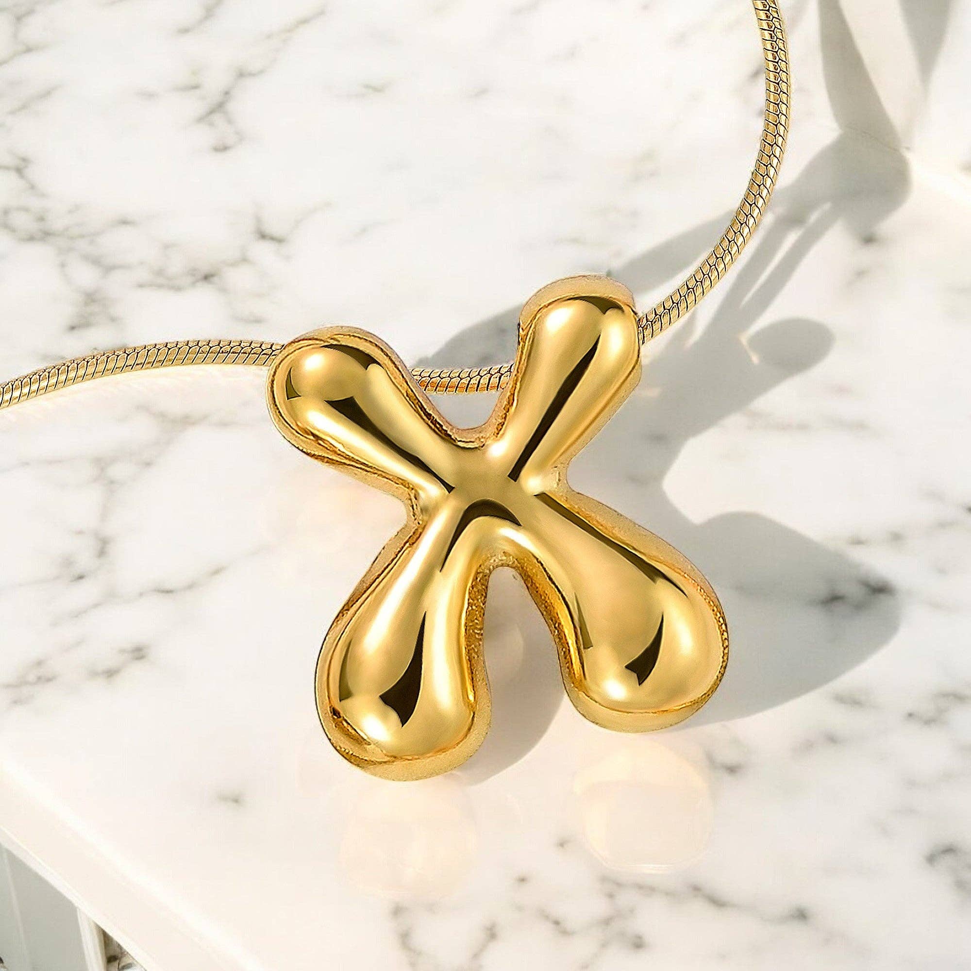 Cape Diablo - Vente Colliers à pendentif - Collier Initiale Lettre Bulle Chute Éclat Doré23