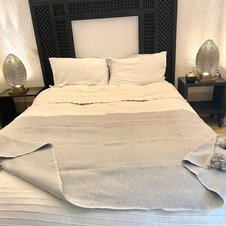 Couverture tissée à la main gris clair avec pompons assortis for wholesale by LeBazare