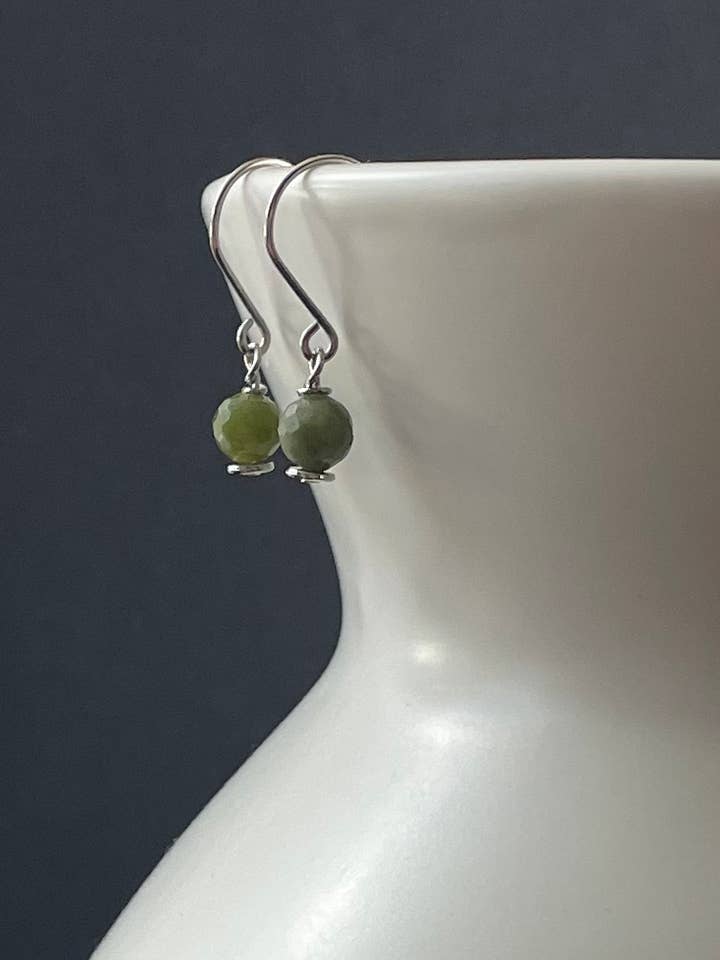 Enkle ædelstensøreringe for engroshandel hos Wendy Wise Designs