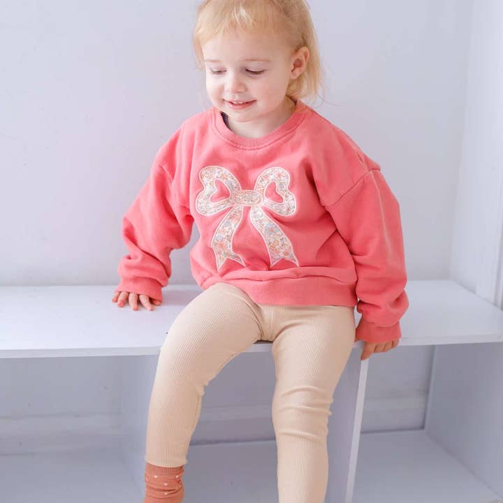 Crewneck-Sweatshirt mit applizierter Blumen-Schleife für den Großhandel von Little Joy Co.