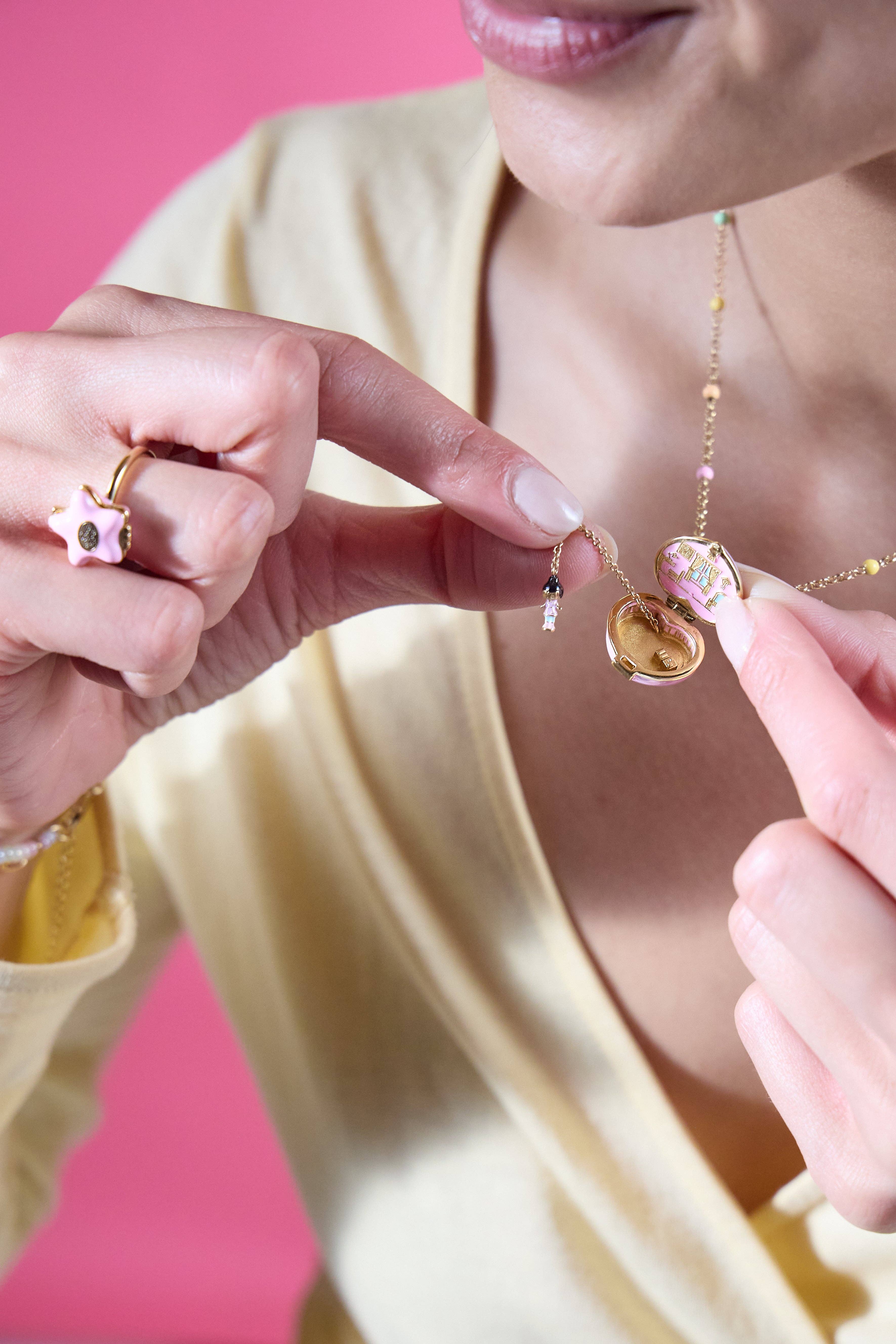 Alex and Ani - Vente Colliers à pendentif - Collier Médaillon Maison Polly Pocket™3