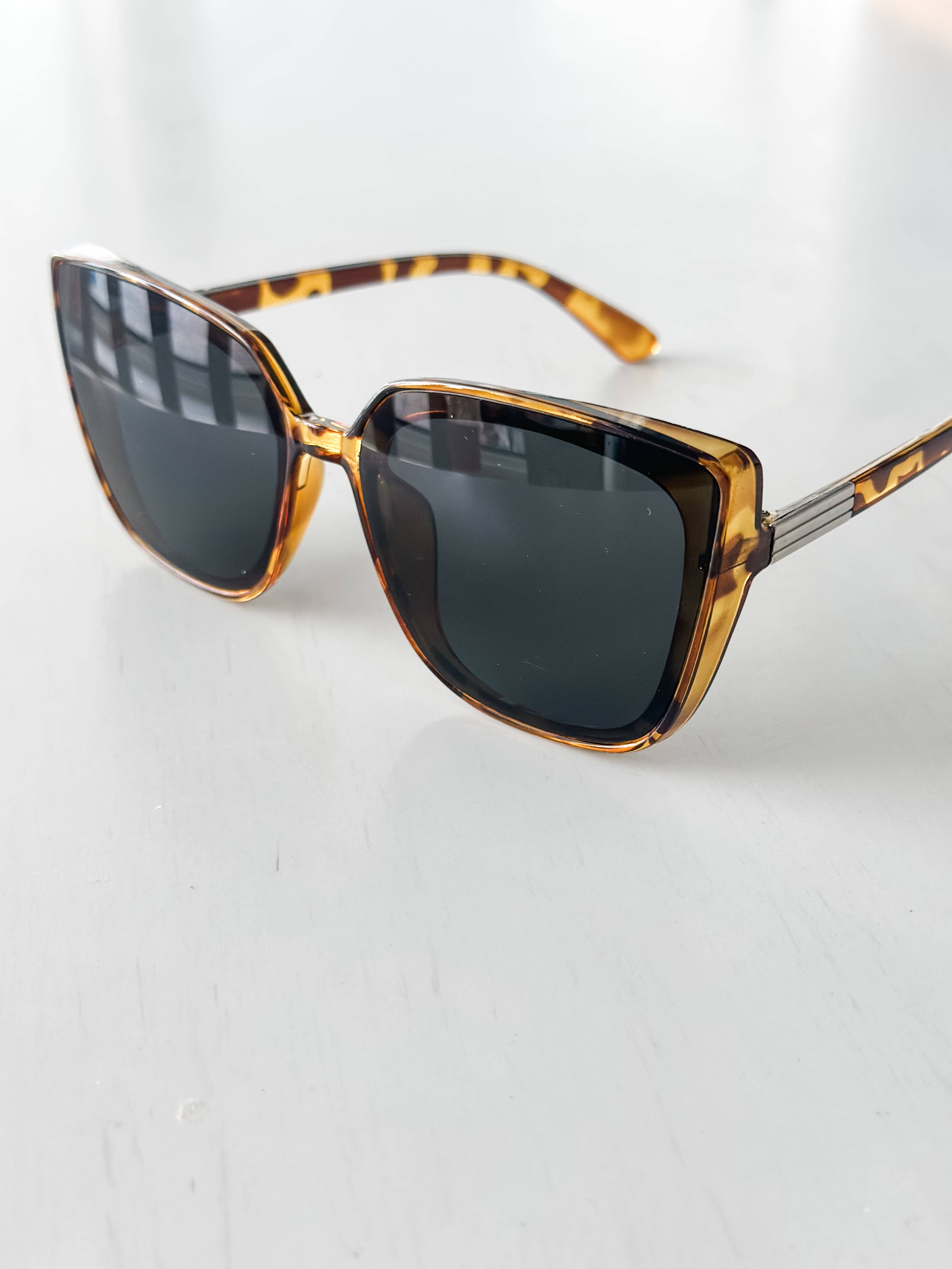 Harris Girls & Co. - Vente Lunettes de soleil – femme - Lunettes de soleil œil de chat Cleo "Écaille de tortue"1