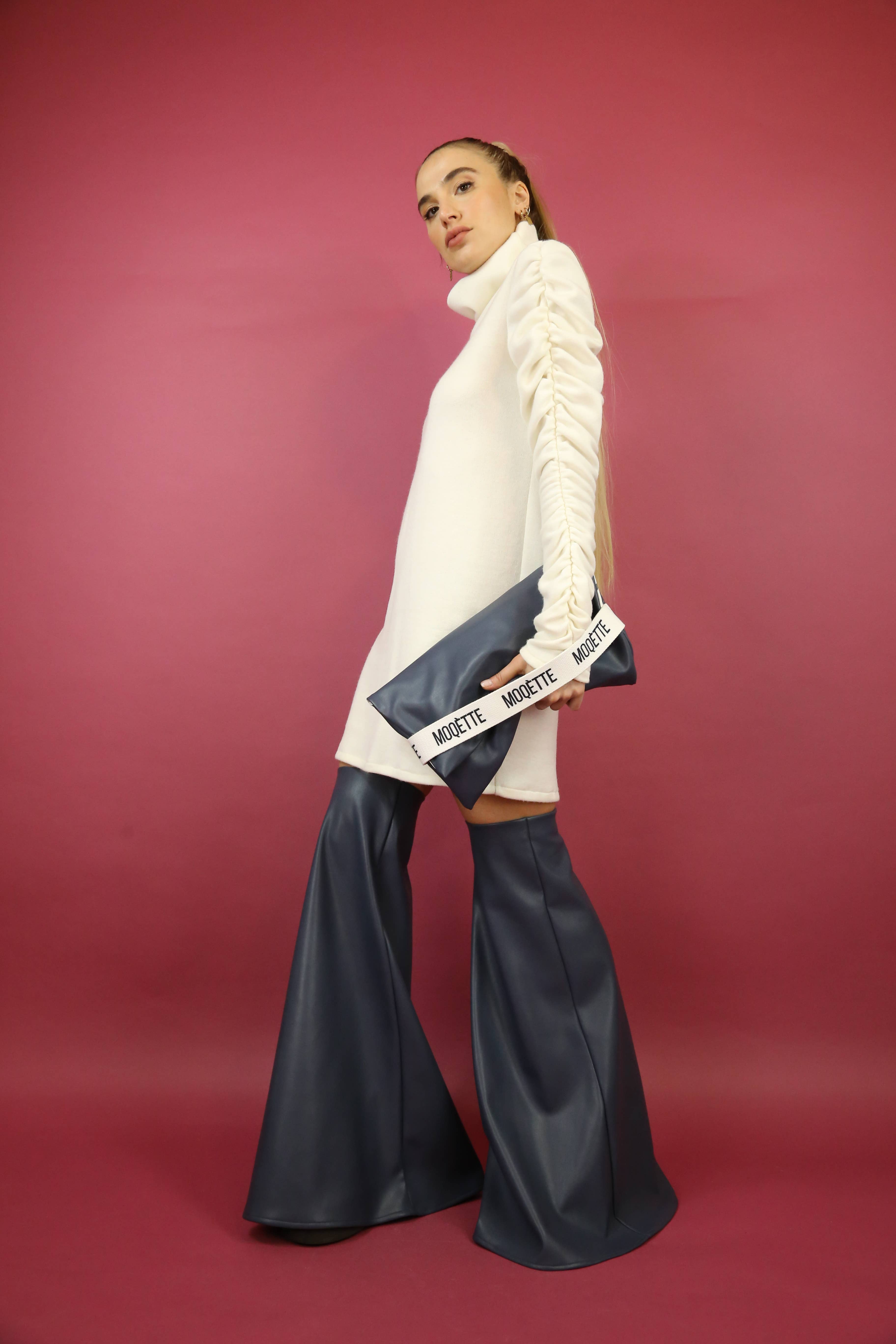 CRÈME ROBE À COL ROULÉ A4075 AVEC VOLANTS SUR LES MANCHES en vente sur Faire8