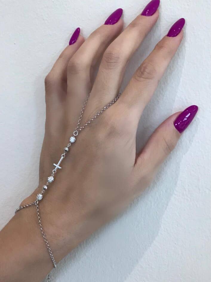 Baciamano Lucrezia con swarovski e croce per la vendita all'ingrosso da parte di BIANCA MORETTI di Cecilia Farina