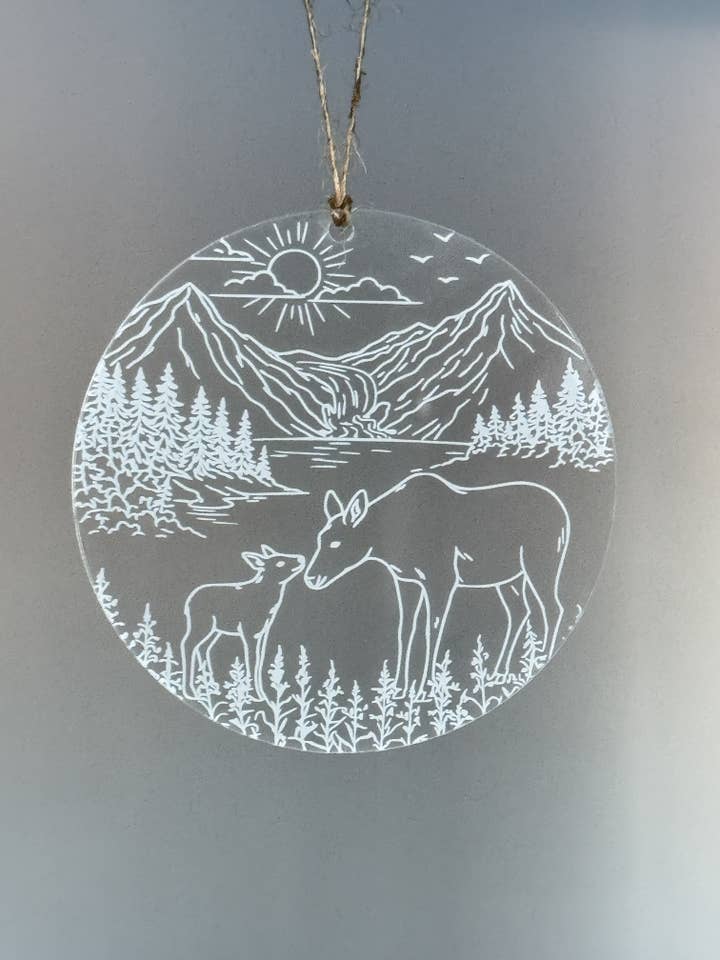 Ornement en ligne d'art de l'orignal et du veau en acrylique pour la vente par Alaska Life Designs LLC