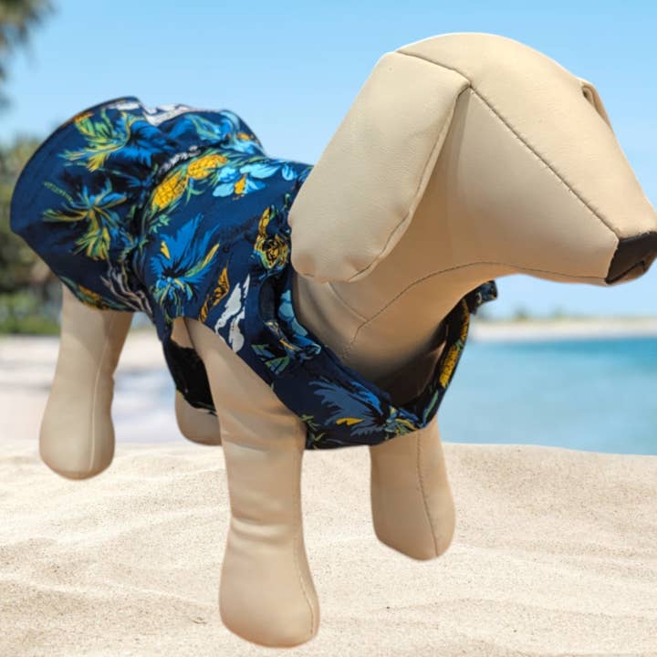 Island Paws : Robe hawaïenne pour chien avec ananas et palmier bleu marine pour la vente par Muumuu Rainbow / DBA Princess Kaiulani Fashions