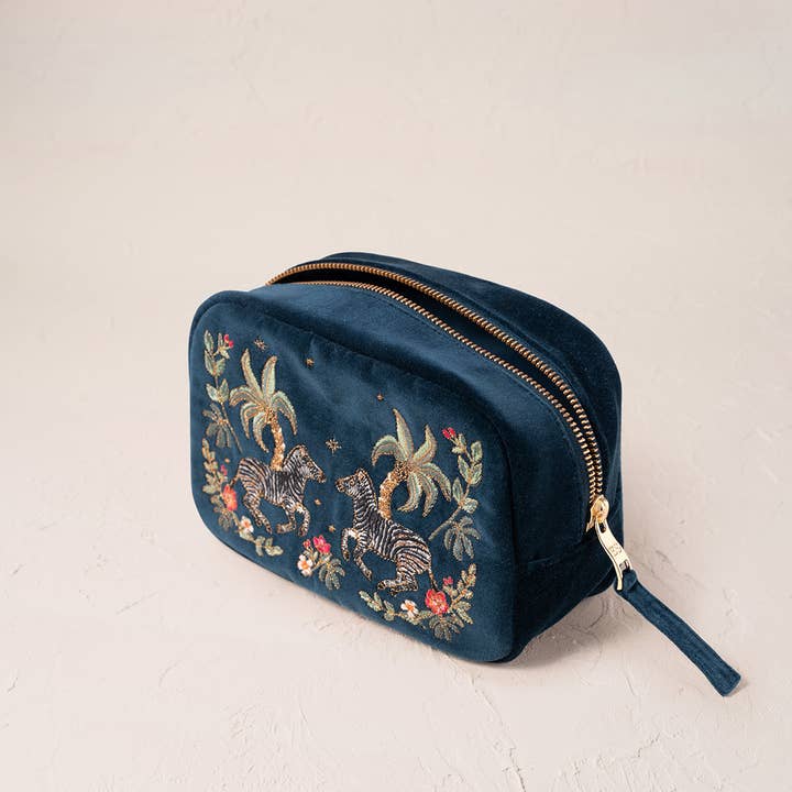 Elizabeth Scarlett Ltd – wholesale Make-up/cosmetic bag – Wild Zebra Palm Makeup Bag2