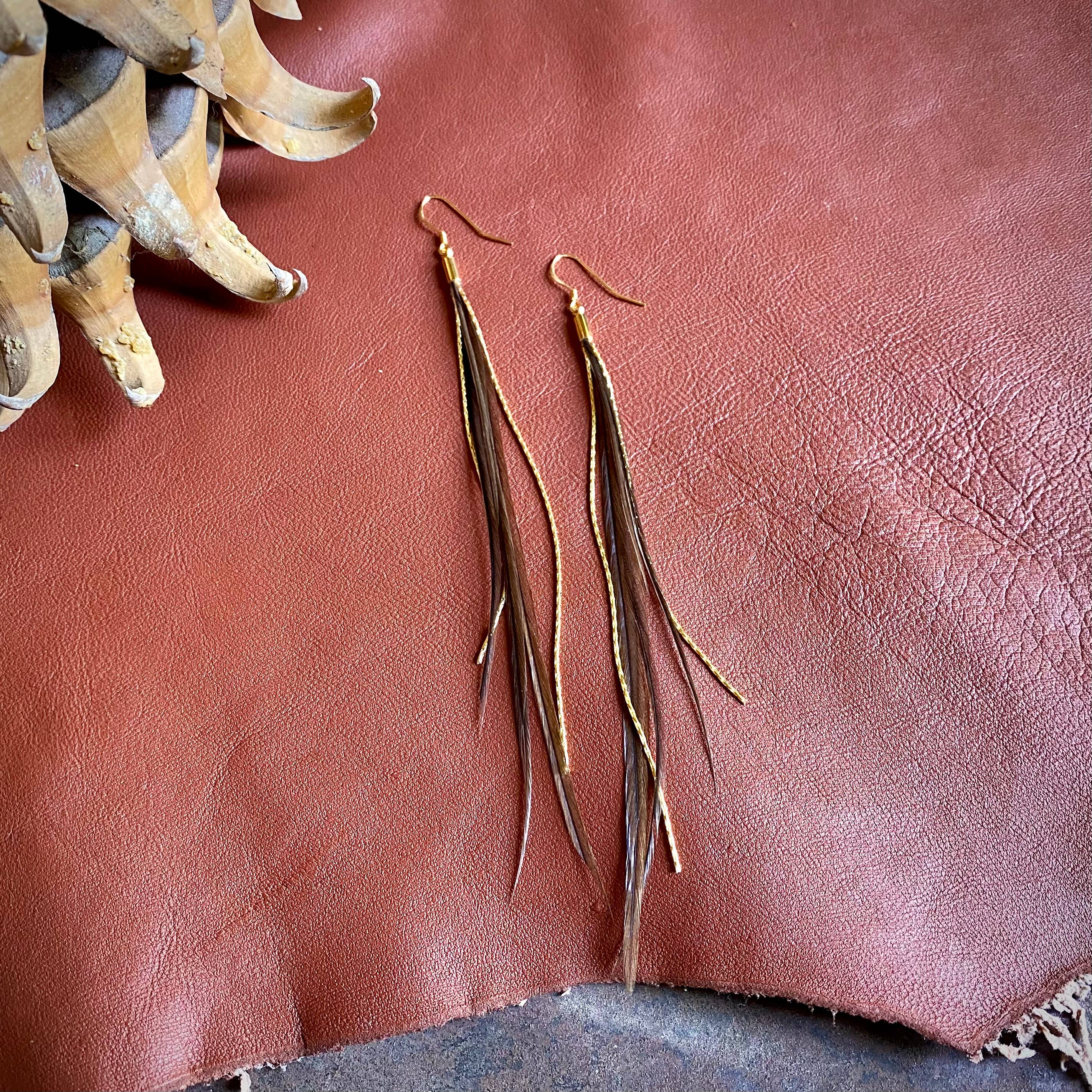 ASTALI - Vendita all'ingrosso Orecchini con nappe - Mini orecchini a forma di piuma, color tortora e oro, orecchini western in stile bohémien4