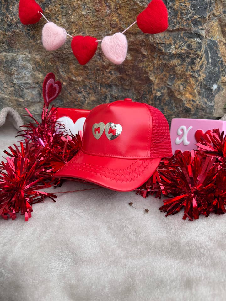 Casquette de camionneur en cuir rouge avec cœur et concho pour la vente par Brim + Band