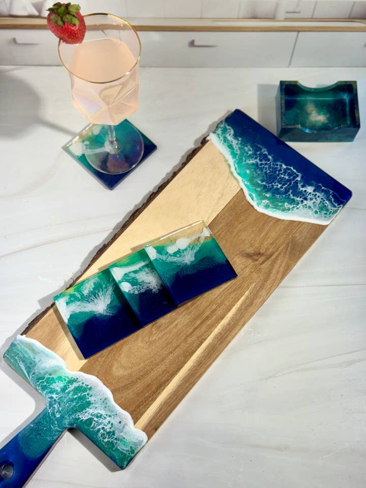 Planche de charcuterie en acacia et époxy - Collection Oceana - Grande pour la vente par LMW Designs