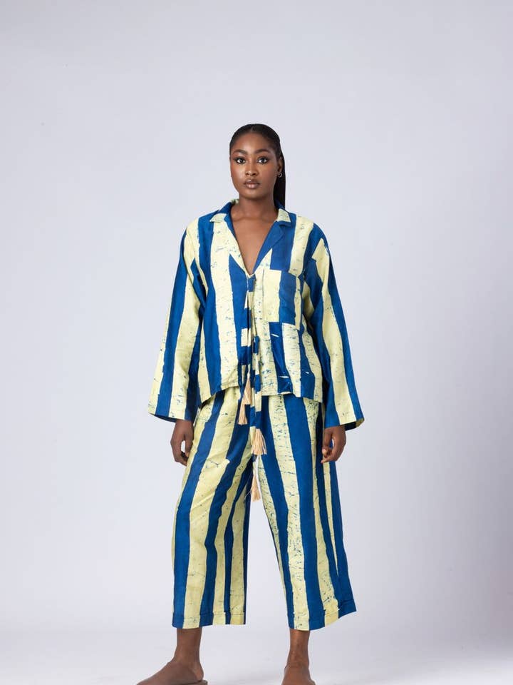 Completo coordinato a righe blu e crema con dettagli in rafia per la vendita all'ingrosso da parte di Oya Abeo