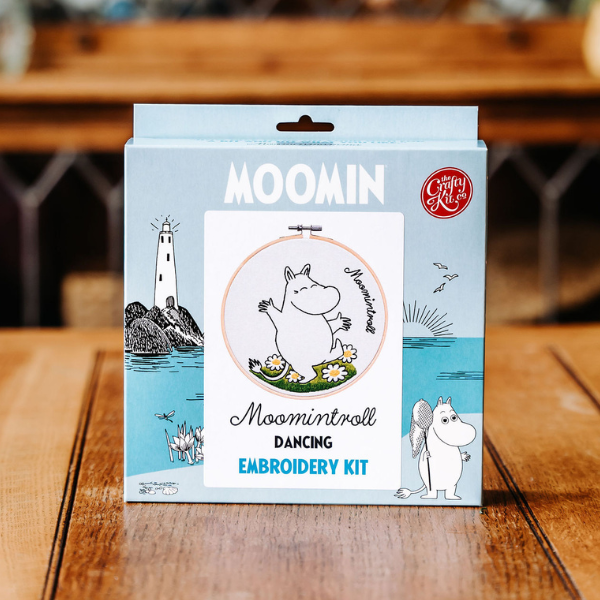 The Crafty Kit Company - Vente Accessoire de broderie/point de croix - Kit de broderie Moomin - Moomintroll dansant2